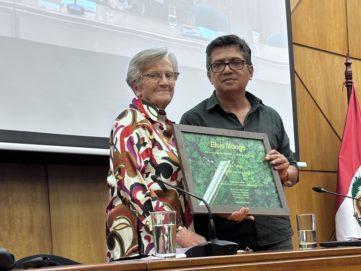 Elsie Monge recibe un reconocimiento del <a href="/GrupoTierra2/">Grupo Tierra</a> por su trayectoria y compromiso en la defensa de derechos humanos y de la naturaleza. 

#DefendemosDerechos