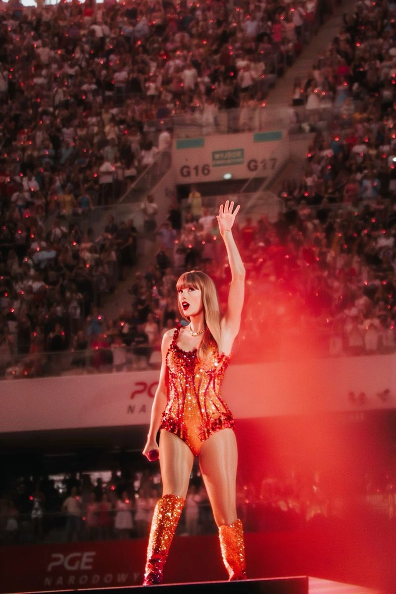 Taylor Swift to the crowd  tonight   #MiamiTSTheErasTour 

"Miami we are sooo BACK”