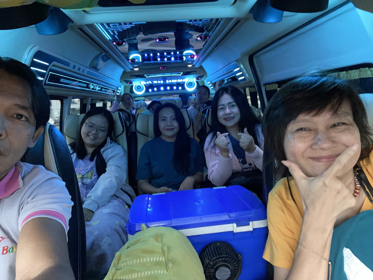 atomtotoo_mol's tweet photo. Go Go Go!!!!  รถตู้คันที่6
ออกเดินทางแล้วน้าาา...
@peckpalit 
#RanongSeafoodFestival2024 
#PeckPaLitChoke
#เป๊กผลิตโชค https://t.co/eOhQiUc1ch