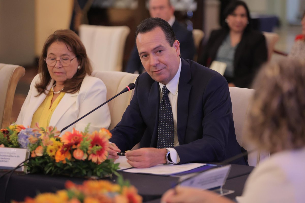 MINECOGT's tweet photo. @PRONACOMGT @AGEXPORTGT @SATGT @Banguat @GuatemalaGob @SCSPGT @MinexGt @CIV_Guatemala @GGarciaMineco La reunión de #CONAPEX destacó la importancia de los acuerdos comerciales con Perú, 🇵🇪 Corea, 🇰🇷EFTA y Canadá🇨🇦 . Estos pactos abren nuevas oportunidades para la oferta exportable de Guatemala, fortaleciendo su presencia global. #NegociacionesComerciales https://t.co/oUi5cjEHKN