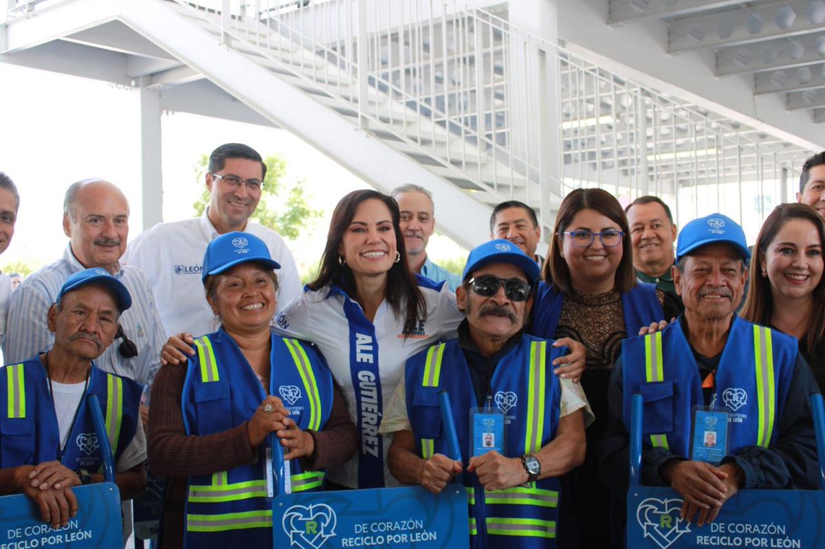 FTrujilloJ's tweet photo. Gracias al liderazgo de Alcaldesa @AleGutierrez_mx el día de hoy entregamos 200 triciclos y 100 diablitos para apoyar la labor que hacen nuestros 1775 recuperadores de León.
A l@s leoneses los invito a identificar a su recuperador. #ÉchaleLaManoALeón por un #LeónSiempreLimpio🦁✨ https://t.co/zfFziBKTCb