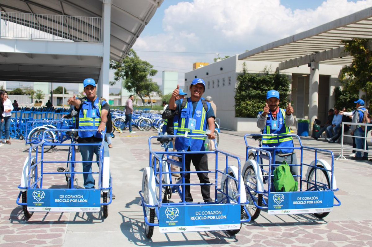 Gracias al liderazgo de Alcaldesa <a href="/AleGutierrez_mx/">𝗔𝗹𝗲 𝗚𝘂𝘁𝗶𝗲́𝗿𝗿𝗲𝘇</a> el día de hoy entregamos 200 triciclos y 100 diablitos para apoyar la labor que hacen nuestros 1775 recuperadores de León.
A l@s leoneses los invito a identificar a su recuperador. #ÉchaleLaManoALeón por un #LeónSiempreLimpio🦁✨