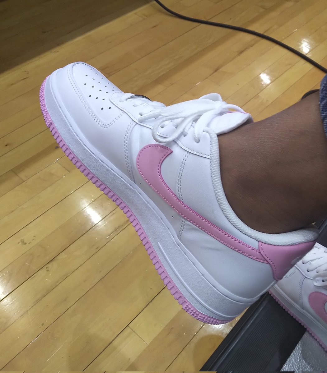 CoppinPresident's tweet image. Breast Cancer Awareness Pink night at the Nest! Lady Eagles defeated our cross town rival #MorganState! Toinette and I broke out our pink AF1s! #AyeCoppin #TalonsUp