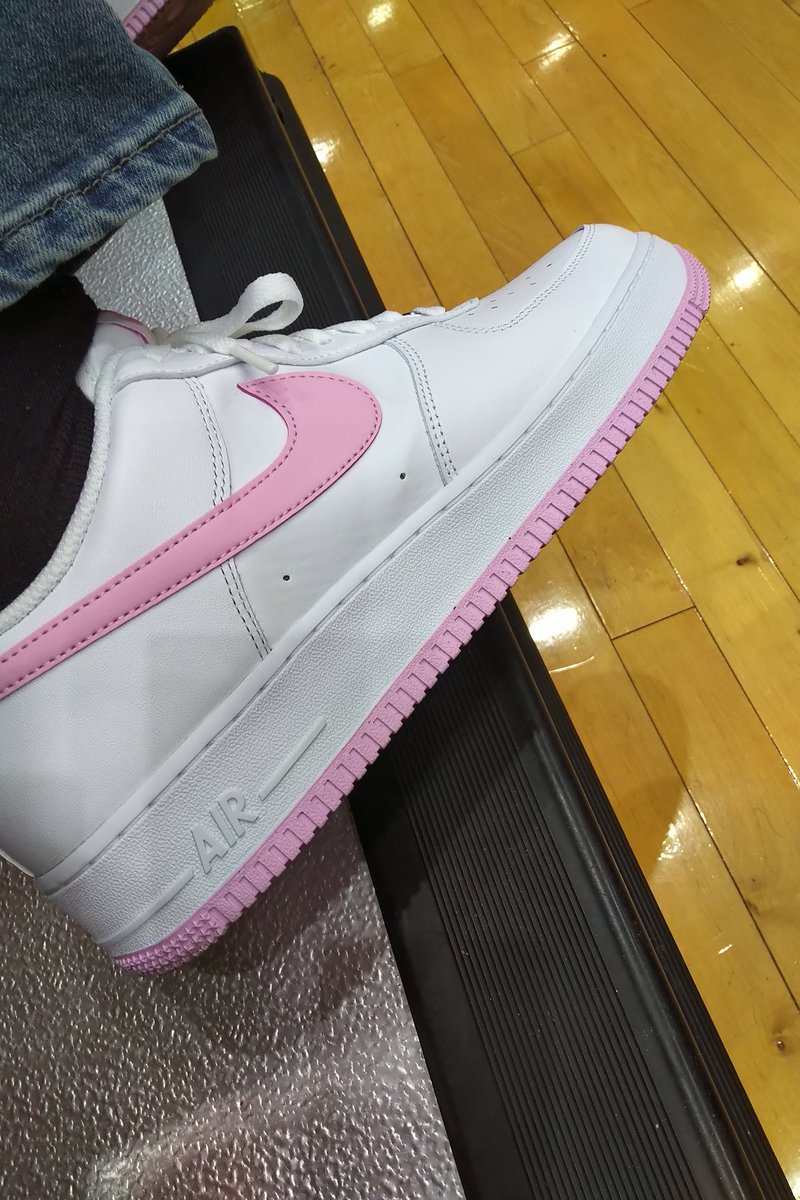 CoppinPresident's tweet image. Breast Cancer Awareness Pink night at the Nest! Lady Eagles defeated our cross town rival #MorganState! Toinette and I broke out our pink AF1s! #AyeCoppin #TalonsUp
