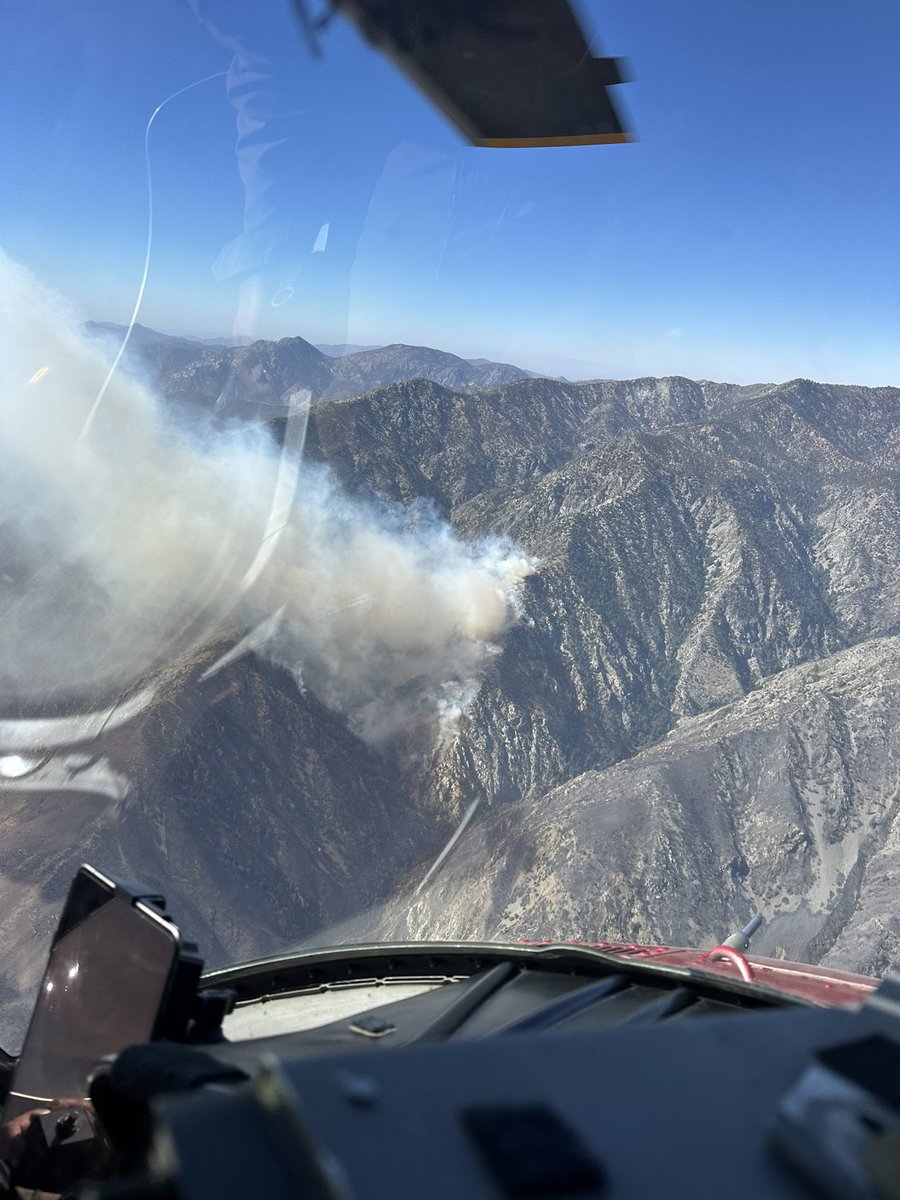 Angeles_NF's tweet photo. #BridgeFire
With strong Santa Ana winds, firefighters are actively monitoring increased smoke coming from the Bridge Fire in the Iron Fork Canyon area. This is in a remote area of the Sheep Mountain Wilderness. https://t.co/kLE3bhBku8