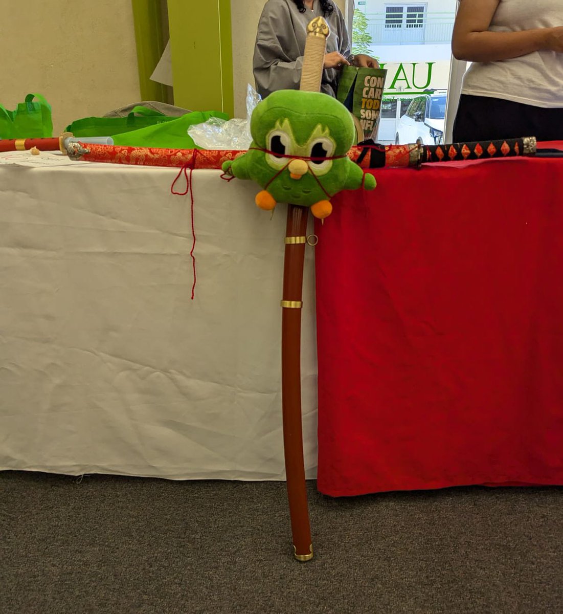 Remmanx's tweet photo. Secuestrado y ofrecido como ofrenda, por el stand de Japón. 😔🙏🏼
@duolingoespanol @duolingo @Duolingo_Japan https://t.co/0vwsYvzgtT