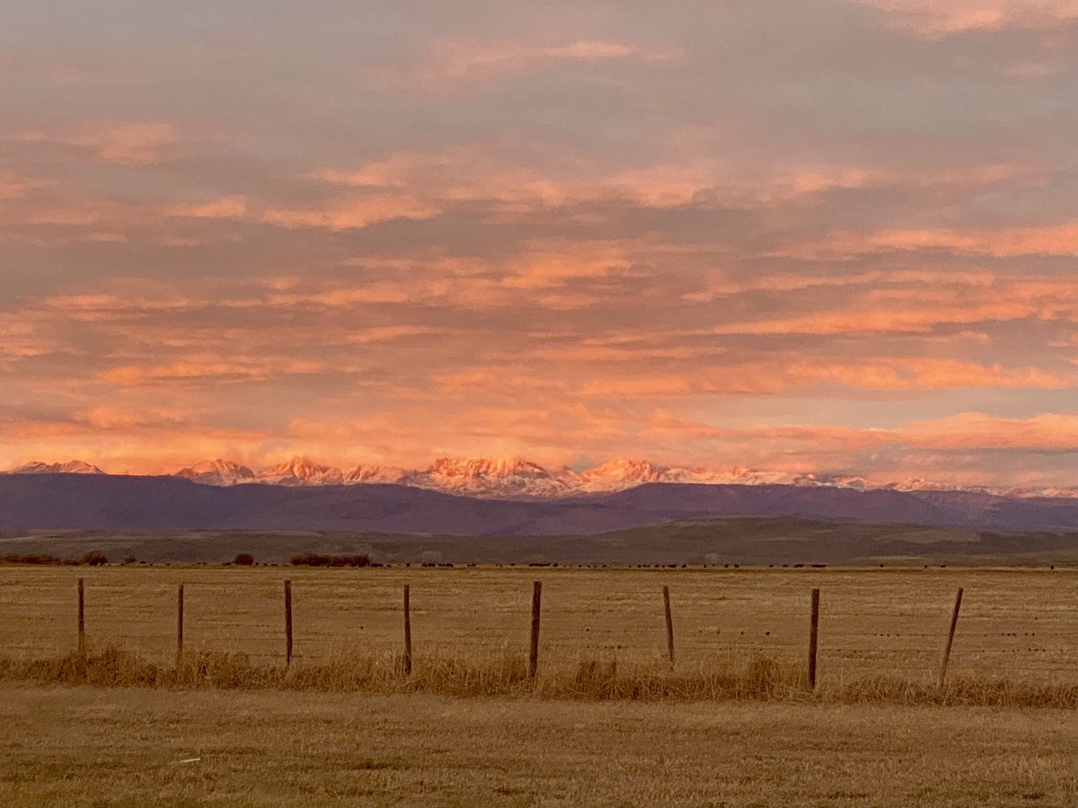 RanaePape's tweet photo. There is snow there in ‘dem hills.
#windriverrange #snowmountains #snow #mountains #sunset https://t.co/5qSUPUiPEu