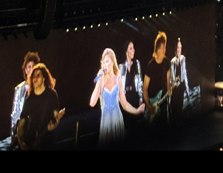 ash 🦋 aus eras ⭐️ debut girlie 💚 tweet media