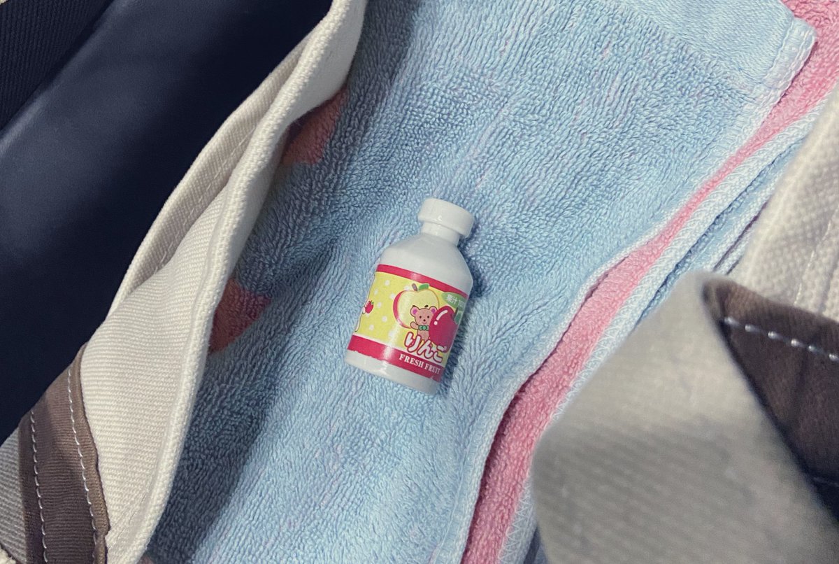 KeyEminchi's tweet photo. 「ママ、お仕事これ持っていきな。
じゃあね、タッチ！」
と夜勤を送り出してくれたむすめ。
明けで夕方お迎えに行ったら
「夜さあ、ママおらんくて寂しかったん。」
て下唇全開に出して抱きついてきた🥹
はぁぁーー働きたくないーー🥹🥹🥹 https://t.co/4PMAJuIRmK