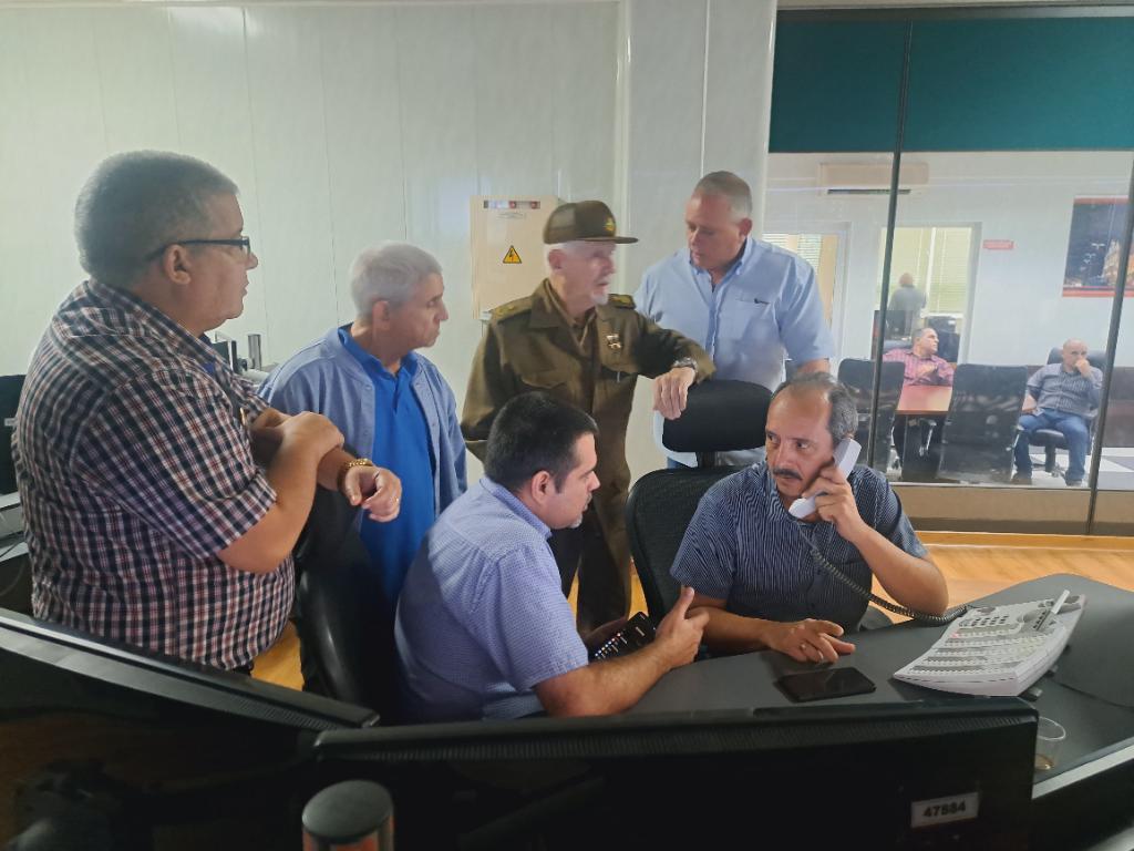 OSDE_UNE's tweet photo. #Ahora. Se trabaja en el Despacho Nacional de Carga para restablecer el Servicio Eléctrico en el país. El Comandante de la Revolución Ramiro Valdez Menendez, junto a directivos y técnicos de la @OSDE_UNE participan en las acciones. https://t.co/ZxqdoqiKLN