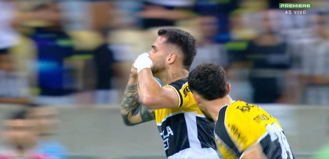 essediafoilouco's tweet photo. Vizeu fez o gol, meteu a comemoração do chororô para a torcida do Botafogo e tomou cartão amarelo. https://t.co/pfqpLo1tx3