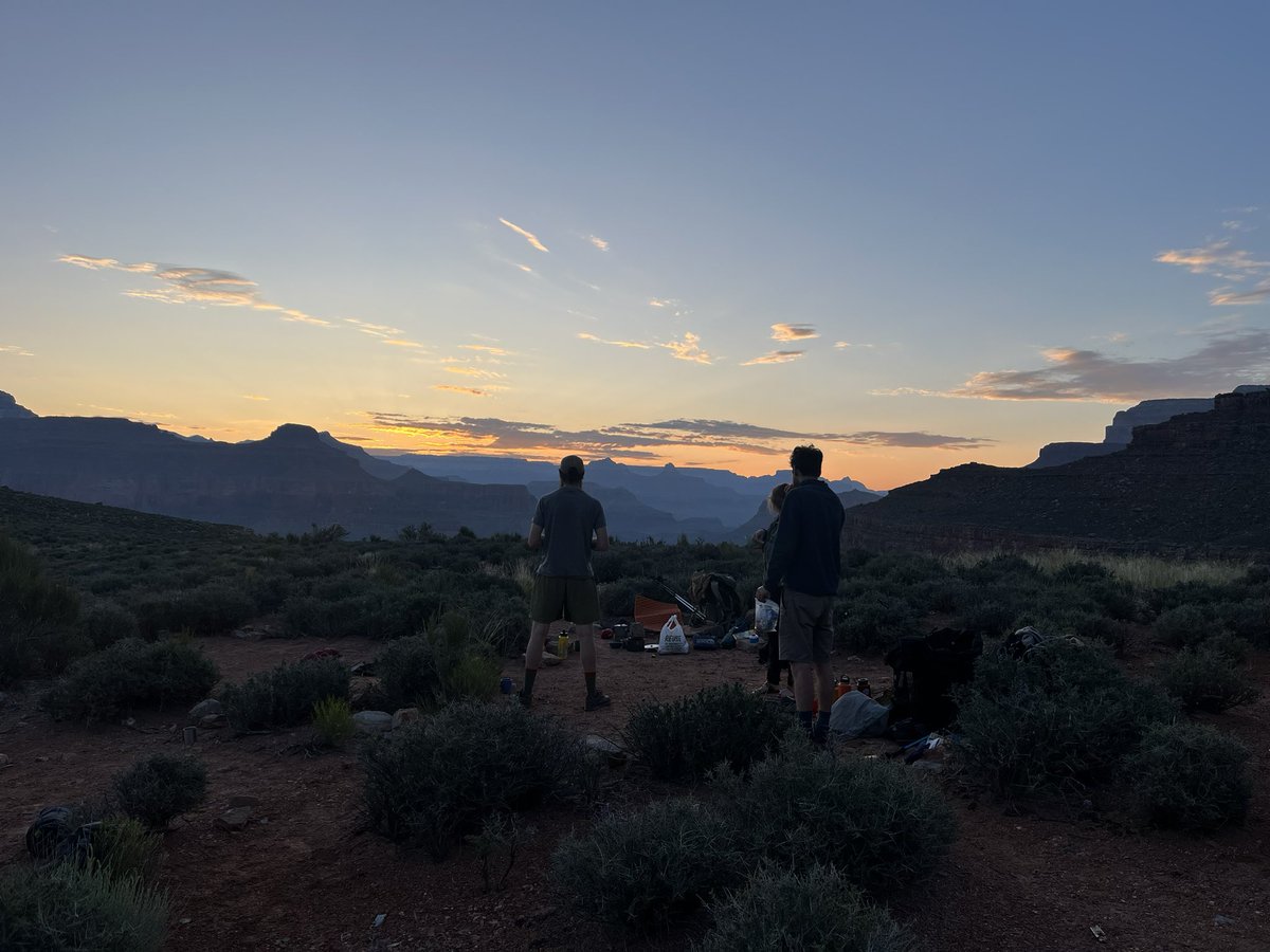 DesertHikingCo's tweet photo. 🌄✨ Exploring the stunning Grand Canyon with amazing hikers! Every step is a new adventure, especially with views like this! 🥾❤️
#DesertHikingCompany #GrandCanyon #HikingAdventures https://t.co/OUcSrO2l9u