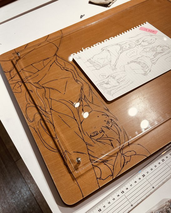 こちらの手描き作品は実際学校で使われていた机の天板を額装として扱っております。
誰もが経験のある机の落書き、わかる人にはわかる気になるあの子のスケッチをそのままの形で作品にしました✨
ぜひ生で見ていただきたい! 