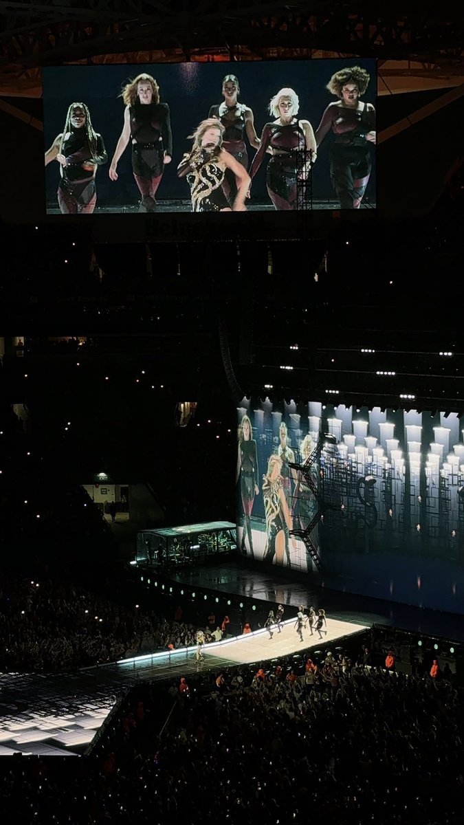 LaPuercaylor's tweet image. NEW OUTFIT  #MiamiTSTheErasTour