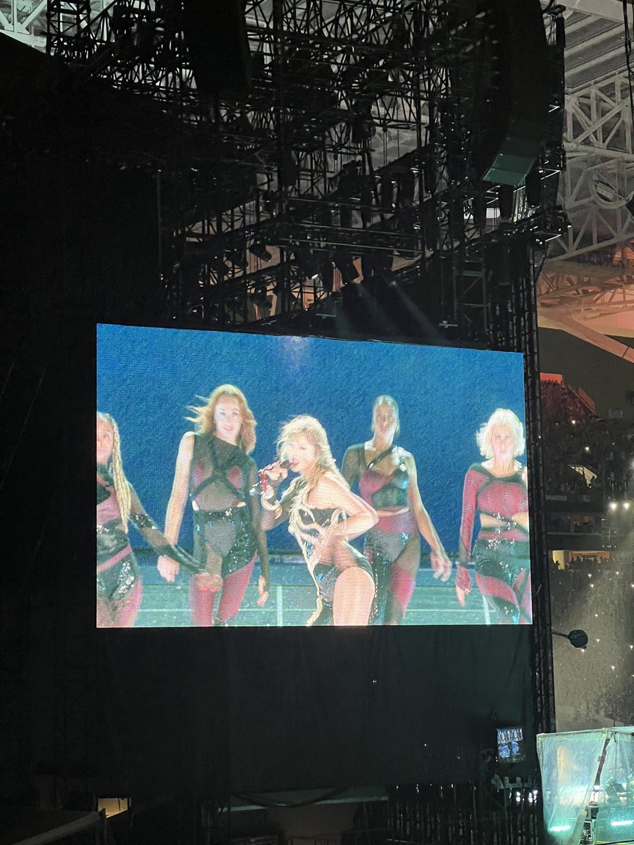 LaPuercaylor's tweet image. NEW OUTFIT  #MiamiTSTheErasTour