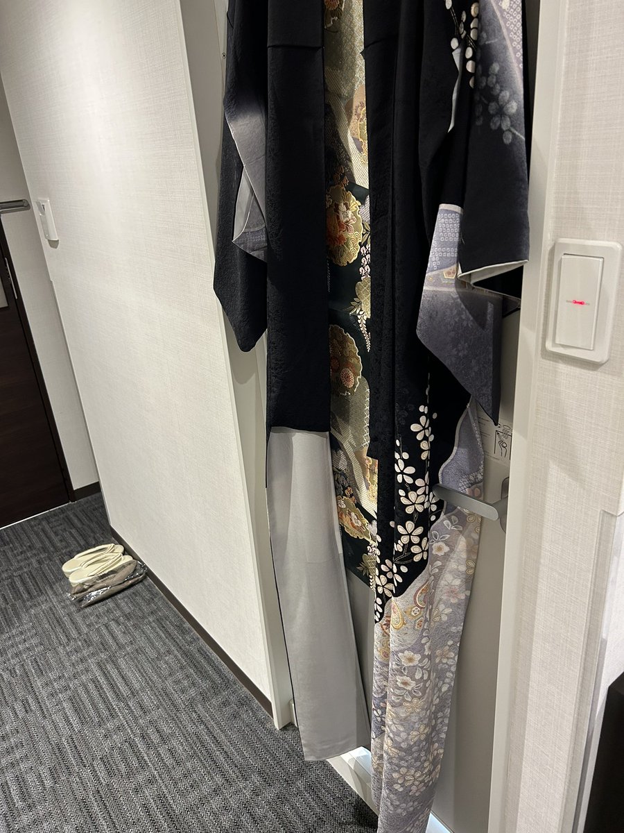 wakamiyaryu's tweet photo. 着物の丈！どこにかける？いつもそれ悩む。

今回はバスルームのドア。
湿度は限りなく抑えるという努力必要。

#ホテルで着物をどこにハンガーがけするか　#若宮流日本舞踊　#日本舞踊出張　#若宮かしょう https://t.co/ujZsGOHXAT
