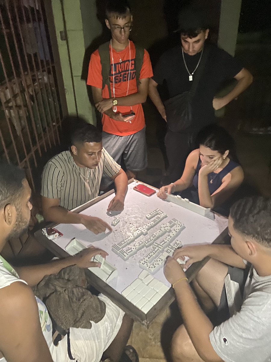 EugenioMtnez's tweet photo. Me queda 8% batería en móvil. Está oscura la calle y la casa. Pero muy confiados en recuperación del sistema eléctrico de #Cuba | Muchos soñaron con vernos arrodillados o destruidos física y moralmente por la incesante guerra económica, pero aquí está el pueblo. #UnidosXCuba https://t.co/wCoy079qId