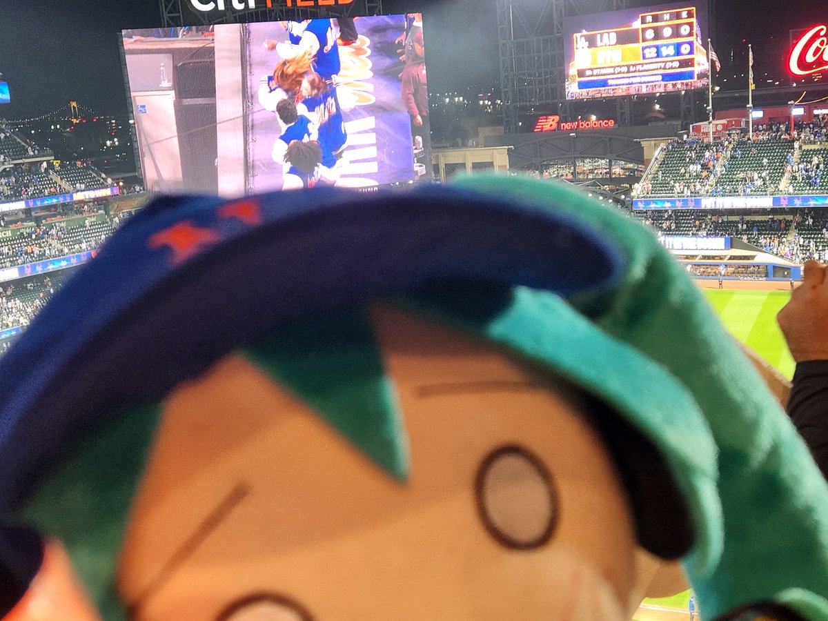 WaffleFoxBrie's tweet photo. Mets are 1-0 when I bring Hatsune Mets and cheer with my Miku Expo lightstick like it's a concert #LGM #MetsWin https://t.co/JMq7vds3LR