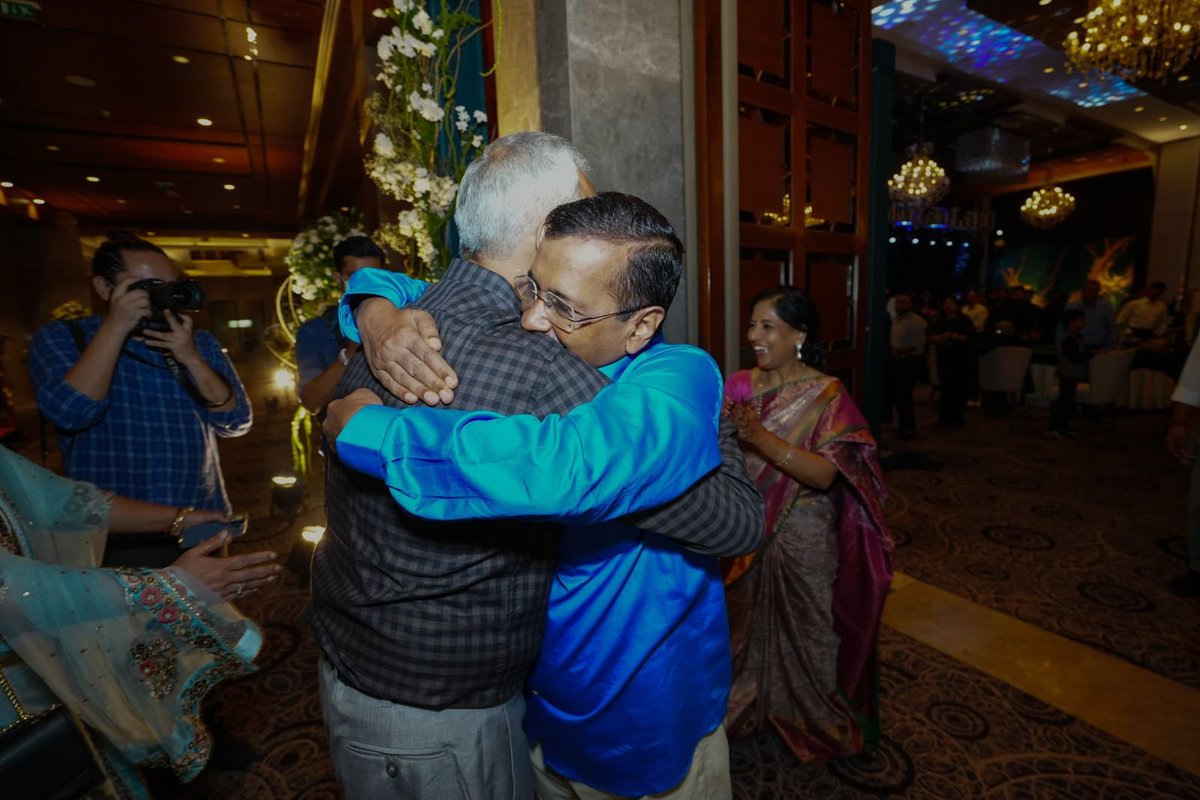 ndtvindia's tweet image. सत्येंद्र जैन ने की अरविंद केजरीवाल से मुलाकात. कल तिहाड़ जेल से उन्हें रिहा कर दिया गया है.

#SatyendraJain । #TiharJail । #AAP । #Delhi | #ArvindKejriwal