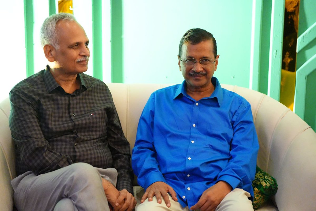 ndtvindia's tweet image. सत्येंद्र जैन ने की अरविंद केजरीवाल से मुलाकात. कल तिहाड़ जेल से उन्हें रिहा कर दिया गया है.

#SatyendraJain । #TiharJail । #AAP । #Delhi | #ArvindKejriwal