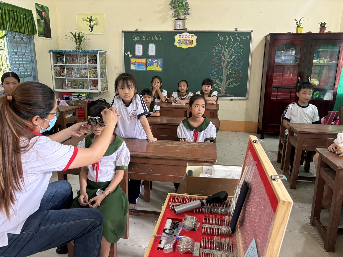 Globally active Eye Care Foundation has a focus on early detection by screening school children. Last year ECF screened over 100,000 children in the far remote province of Ca Mau, Vietnam 🇻🇳 More: baocamau.vn/cho-doi-mat-sa…