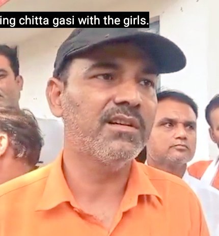 ब्राह्मण होना .... एक अभिशाप✍️

इनका नाम GP तिवारी है
हमीरपुर के एक विद्यालय में आप शिक्षक हैं

इन्होने लड़की छेड़ने वाले अपने ही
विद्यालय के एक छात्र को डांट दिया/पीट दिया

और लड़के ने जाकर इनके ऊपर
SC ST एक्ट का मुकदमा दर्ज करा दिया...

शिक्षक महोदय पर अब गिरफ़्तारी की तलवार