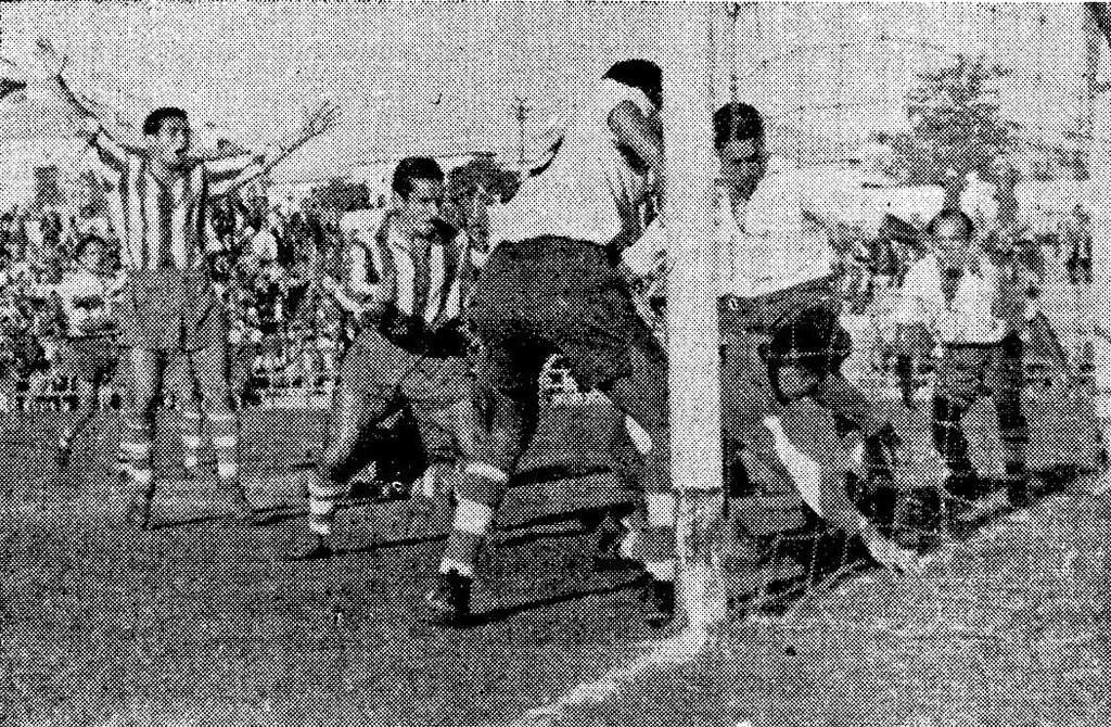 Retro_GCF's tweet photo. Granada CF 2-1 CD Tenerife, 1953.
Un defensa tinerfeño intenta evitar con la mano el gol de Ferrer. https://t.co/abeo7MiC4g