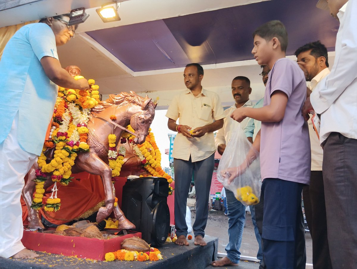 ABVPSangli's tweet photo. अखिल भारतीय विद्यार्थी परिषद, सांगली विभाग

" शिवमल्हार यात्रा " 

दि.१७-१०-२०२४ रोजी 
आटपाडी नगरपरिषद येथे नागरिकांनी रथाचे पूजन व स्वागत केले. तसेच सांगली विभाग संयोजक शिवतेज शेटे  यांनी तेथील नागरीकांना शिवमल्हार यात्रेचे महत्त्व सांगितले.

#ShivMalharYatra
#ABVPSangli https://t.co/iYQv3EzPKU