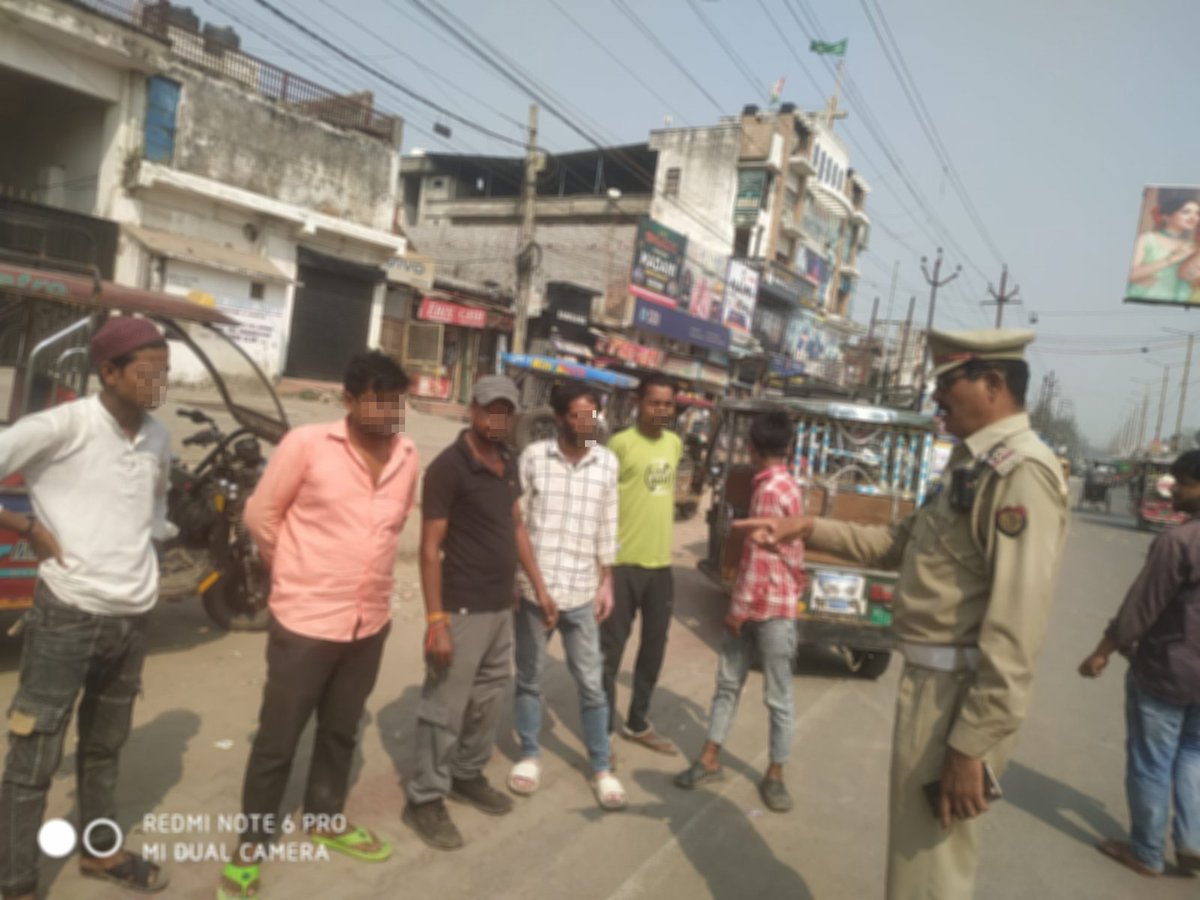 uptpmoradabad's tweet photo. यातायात पुलिस द्वारा श्रीमान पुलिस अधीक्षक यातायात के निर्देशन में विभिन्न चौराहों व तिराहों पर ई-रि���्शा व ऑटो चालकों को यातायात नियमों के प्रति जागरूक किया गया । https://t.co/VYiG5Nv2Yf
