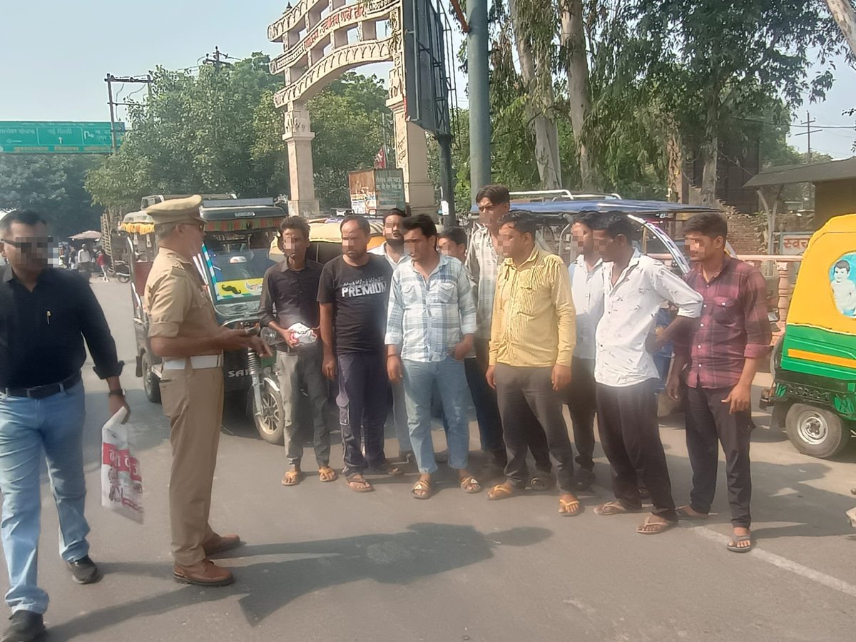 uptpmoradabad's tweet photo. यातायात पुलिस द्वारा श्रीमान पुलिस अधीक्षक यातायात के निर्देशन में विभिन्न चौराहों व तिराहों पर ई-रि���्शा व ऑटो चालकों को यातायात नियमों के प्रति जागरूक किया गया । https://t.co/VYiG5Nv2Yf