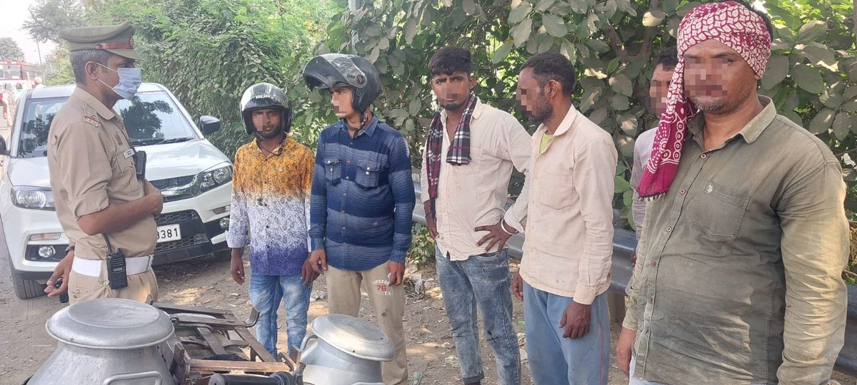uptpmoradabad's tweet photo. यातायात पुलिस द्वारा श्रीमान पुलिस अधीक्षक यातायात के निर्देशन में विभिन्न चौराहों व तिराहों पर ई-रि���्शा व ऑटो चालकों को यातायात नियमों के प्रति जागरूक किया गया । https://t.co/VYiG5Nv2Yf
