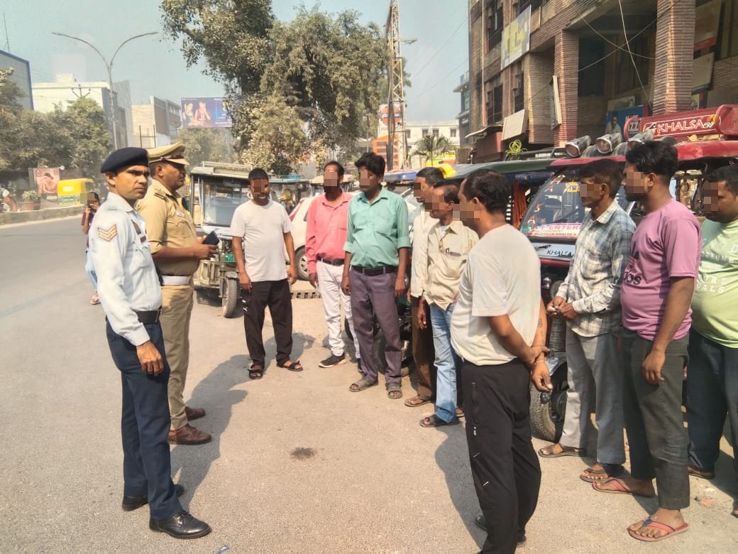 uptpmoradabad's tweet photo. यातायात पुलिस द्वारा श्रीमान पुलिस अधीक्षक यातायात के निर्देशन में विभिन्न चौराहों व तिराहों पर ई-रि���्शा व ऑटो चालकों को यातायात नियमों के प्रति जागरूक किया गया । https://t.co/VYiG5Nv2Yf