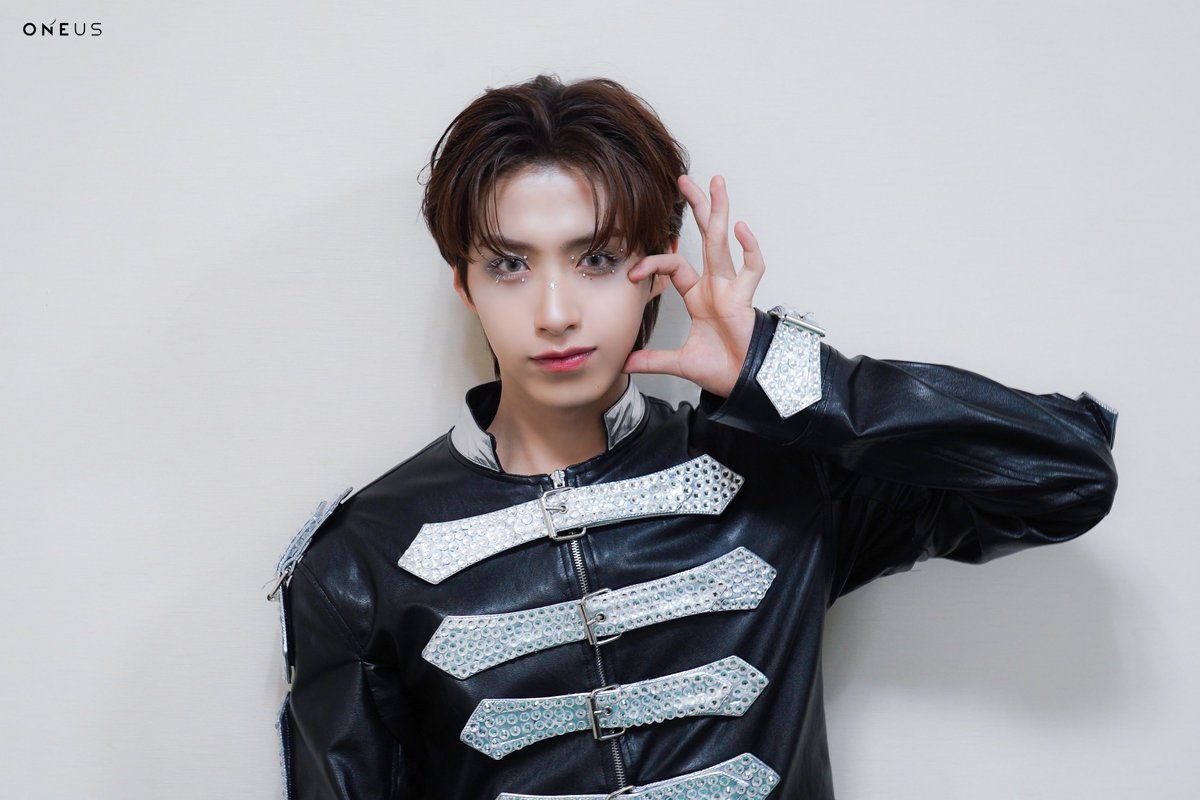 official_ONEUS's tweet photo. [#ONEUS_MAGAZINE]

EP.83 ROAD TO KINGDOM : 
ACE OF ACE 2차전 BEHIND

✔ ONEUS 공식 홈페이지
🔗 https://t.co/zF6a2he1jl

✔ 2차전 Full ver. 다시 보기
🔗 https://t.co/G2m0dSYVBF

#ONEUS #원어스 #반박불가 #No_diggity
#환웅 #HWANWOONG
#시온 #XION
#로드투킹덤 #ROADTOKINGDOM
#ROADTOKINGDOM_A