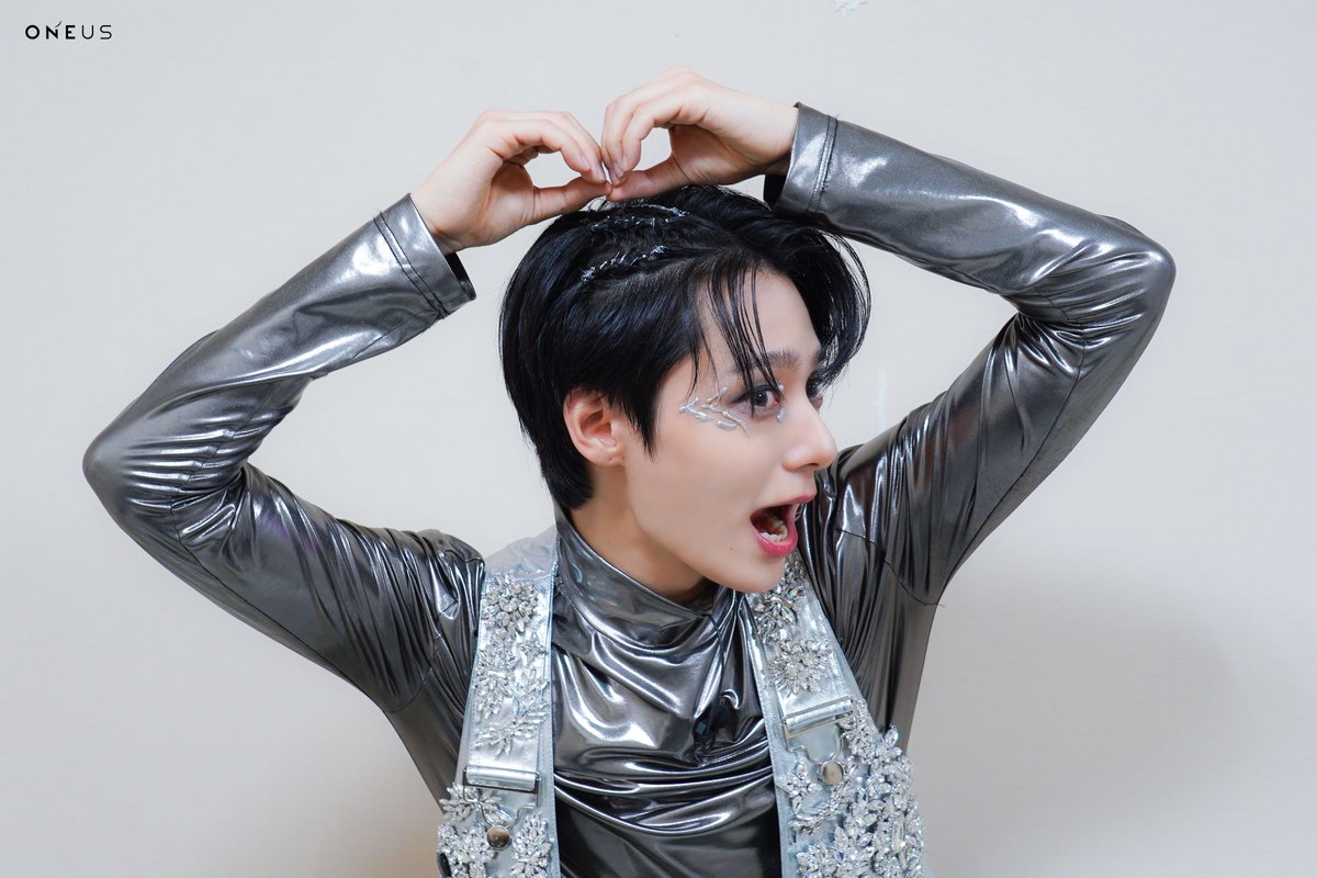 official_ONEUS's tweet photo. [#ONEUS_MAGAZINE]

EP.83 ROAD TO KINGDOM : 
ACE OF ACE 2차전 BEHIND

✔ ONEUS 공식 홈페이지
🔗 https://t.co/zF6a2he1jl

✔ 2차전 Full ver. 다시 보기
🔗 https://t.co/G2m0dSYVBF

#ONEUS #원어스 #반박불가 #No_diggity
#환웅 #HWANWOONG
#시온 #XION
#로드투킹덤 #ROADTOKINGDOM
#ROADTOKINGDOM_A