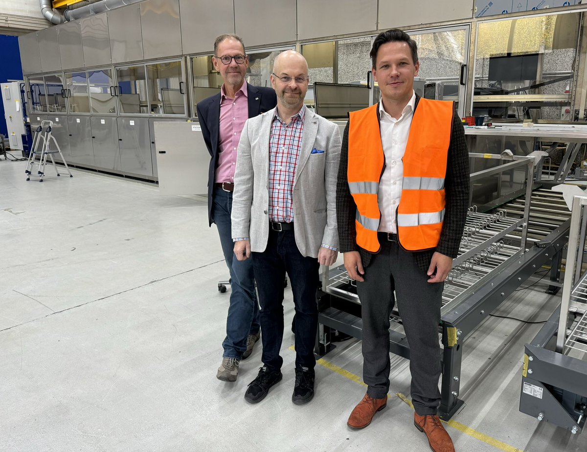 Näyttäviä laitteita nämä <a href="/FinnSonicGlobal/">FinnSonic</a> laajalti eri teollisuuden alojen käyttöön valmistamat pesurit. Parasta laatua teollisuudelle ja ilmailulle ympäri maailman. <a href="/Elinkeinoelama/">EK</a> vierailu Lahdessa, kiitos Vesa Nurminen ja Jukka Rantanen.