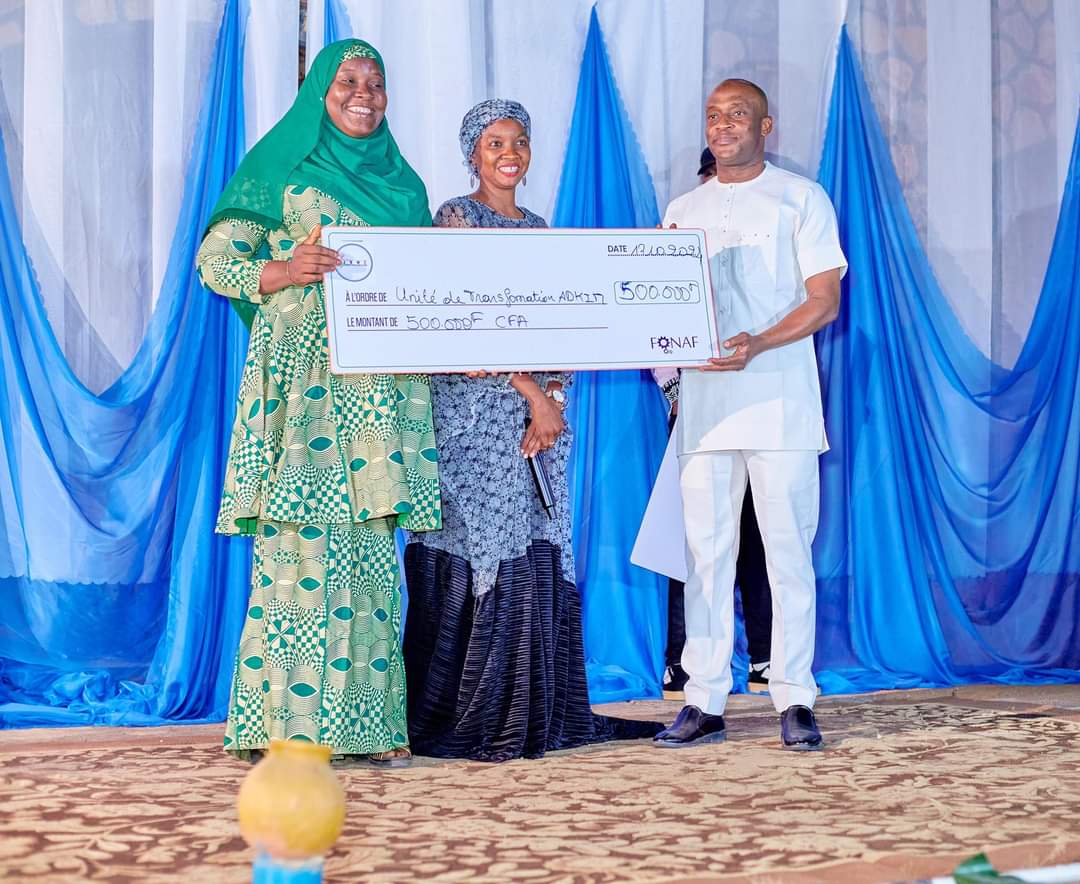 Comme chaque année des partenaires accompagnent des exposantes sélectionnées pour recevoir des Prix qui aident à développer leur micro-entreprises. Merci à #ANMC , #canalplus ,#anpe pour les efforts.
Bon usage mesdames .

#consommerlocal
#Fonaf
#transformniger