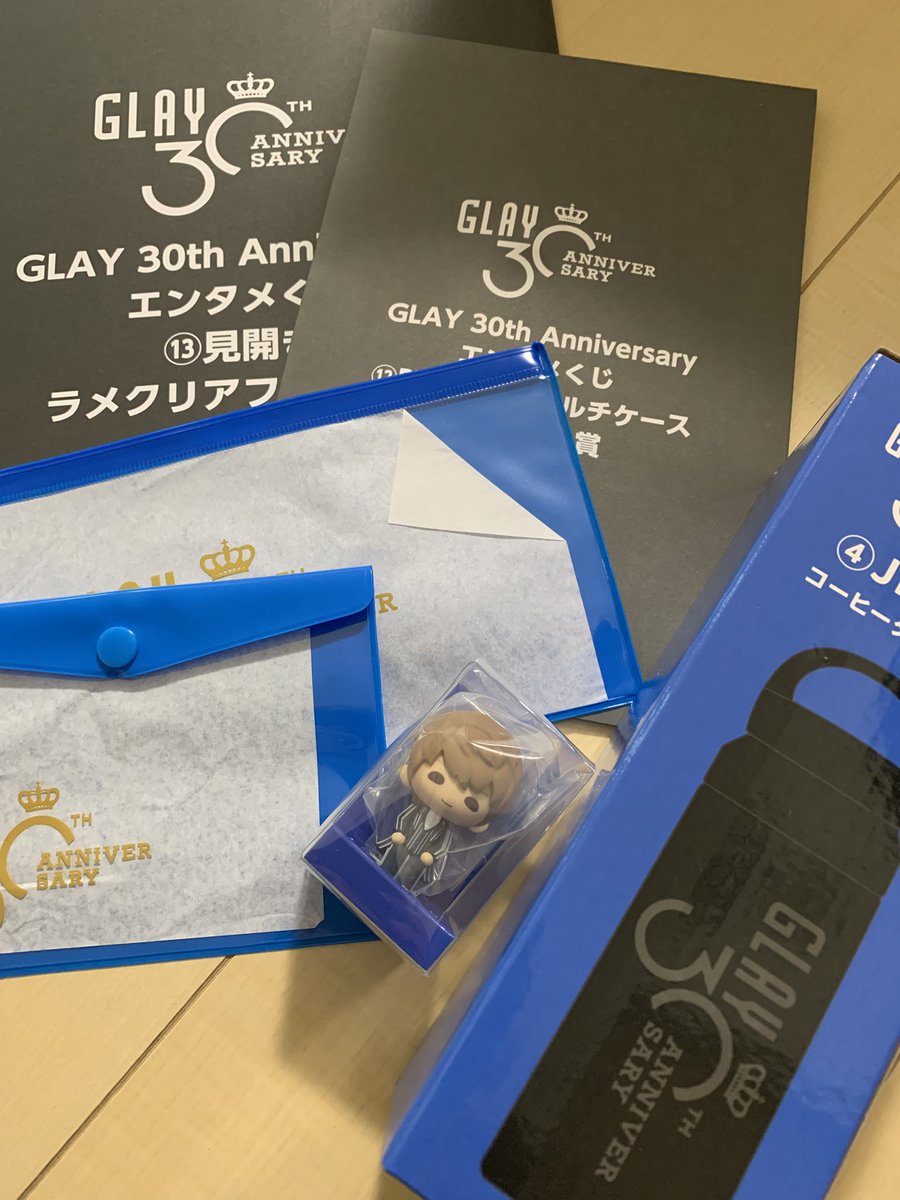 Hareko0920's tweet photo. 姉(TAKURO推し)への誕生日プレゼントのためにGLAYくじ引に行ったんだけどわたし(JIRO推し)の物欲センサーがビンゴして頭を抱えている。クリアファイルとマルチケース1つ未開封だけど恐くて開けられない https://t.co/E3udOYUaaA