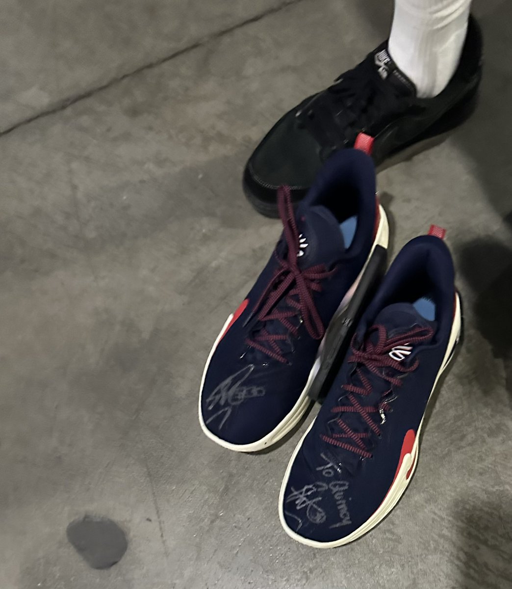 mcten's tweet photo. Quincy Olivari showed Steph Curry this video after the game and then walked out of the arena with a pair of Steph’s autographed shoes.

Olivari: “I used to sleep under that jersey” https://t.co/zaKCU9TvSq
