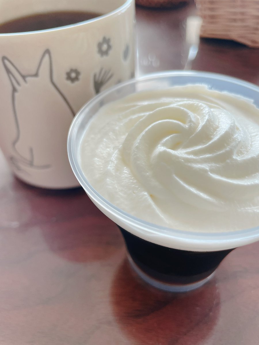 hanawanta's tweet image. I love convenience store sweets! Today&apos;s sweet is coffee jelly I bought there. yum yum😋💕

Actually, I&apos;m on a diet, but I&apos;m having it for the first time in a month.

#twingish #grammarhelp