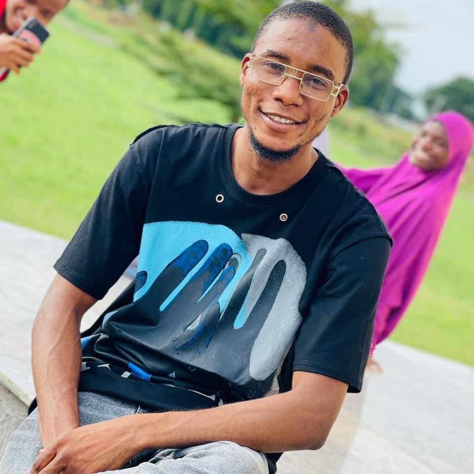 QueenFadico's tweet photo. Please help us find our friend. Please. #HELPFINDFARUQ https://t.co/iQDRo6ykoQ