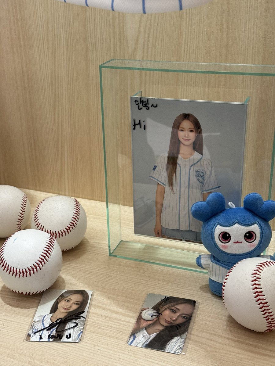 dan_cuevas's tweet photo. #TWICE #트와이스 #ONCE #HOME_9ROUND #9WICE_POPUP 

￼ https://t.co/OPLujHavRX
