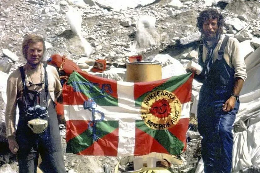 Álber Vázquez (@alber) on Twitter photo Martín Zabaleta ascendió al Everest en 1980 y puso, en su cima, una ikurriña con el anagrama de ETA. Hoy, el <a href="/AthleticClub/">Athletic Club</a> lo homenajeará permitiendo que realice el saque de honor del partido contra el RCD Espanyol.
Al parecer, Zabaleta «está harto del tema», pero no consta que Martín Zabaleta ascendió al Everest en 1980 y puso, en su cima, una ikurriña con el anagrama de ETA. Hoy, el <a href="/AthleticClub/">Athletic Club</a> lo homenajeará permitiendo que realice el saque de honor del partido contra el RCD Espanyol.
Al parecer, Zabaleta «está harto del tema», pero no consta que
