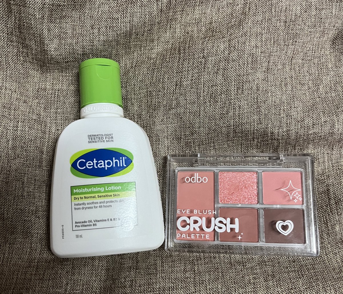 jajashott's tweet photo. #ส่งต่อ 
1. Cetaphil เซตาฟิล มอยซ์เจอไรเซอร์ โลชั่น 140 รส💖 (ใช้ไป2ครั้ง)

2.พาเลทตา&amp;แก้ม ODBO #02 แค่ลองสี 80฿ รส

 #ส่งต่อสกินแคร์มือ2  #howtoperfact #ส่งต่อคสอ #ไว้รีวิวห้ามขายของโว้ย #ส่งต่อเสื้อผ้า #ส่งต่อสกินเเคร์ #ส่งต่อเครื่องสําอาง #cetaphill https://t.co/XFg8yI19RI