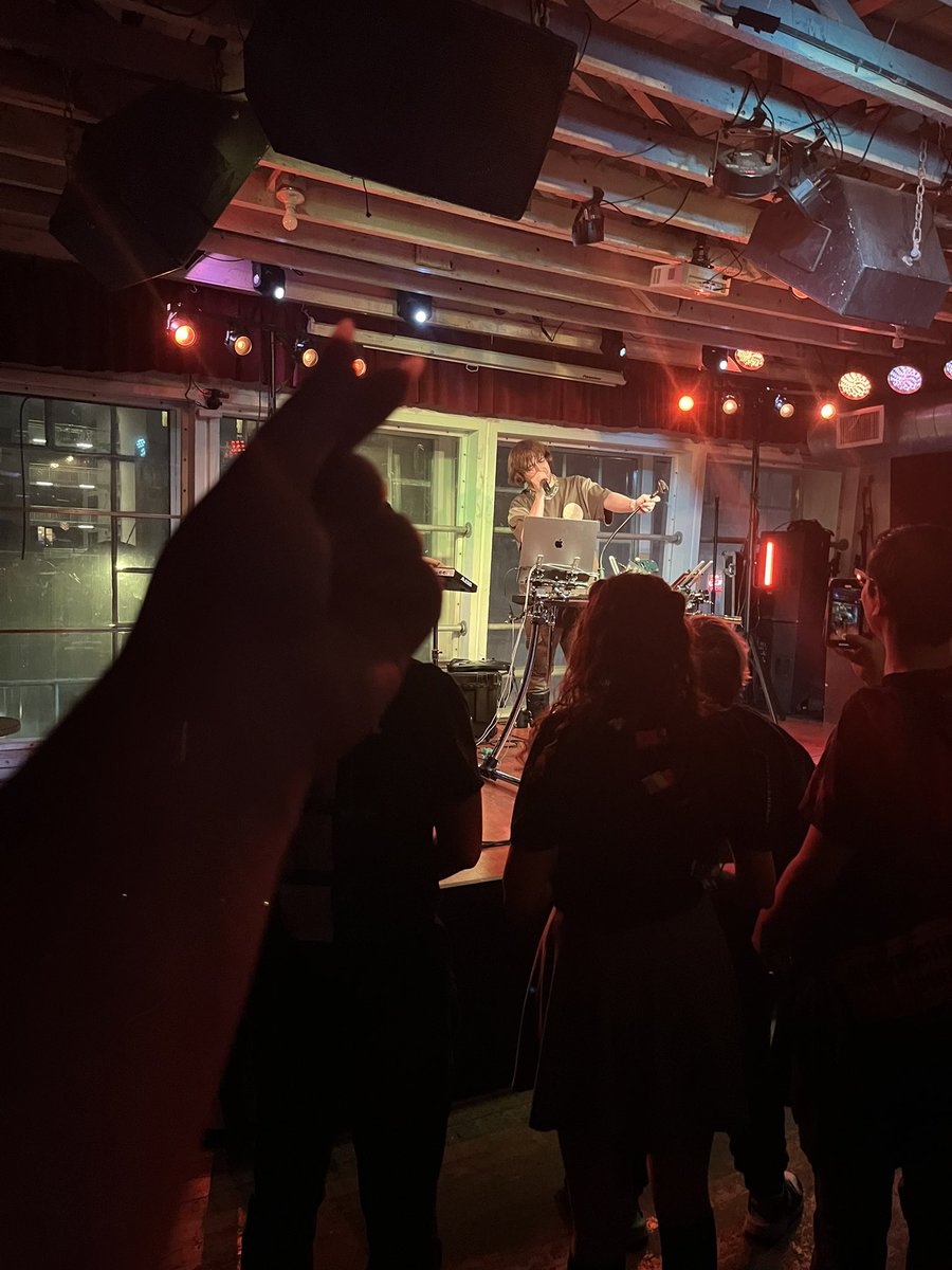 INTERNETWYRM's tweet image. IDC IF MY VOICE CRACKS A MILLION TIMES IM SCREAMING MY HEART OUT AT THE @EssengerMusic  SET!!!!!!!