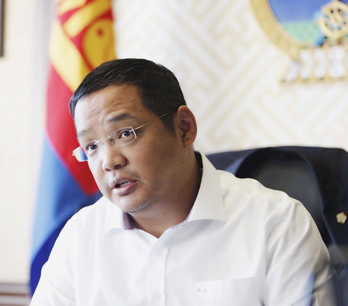 Энэ 'шилэн цогоо' гэгч хүн ОХУ-ын транзит тээврийг 70%-ийн хөнгөлөлттэй явуулах (Монголын нутгаар) ажлыг хийснийхээ төлөө Сүхбаатарын одонгоор, 2000 вагоны ачааны яшкаар шагнуулж хур их хөрөнгөтөн болсон хүн дээ. Нэг үгээр хэлэхэд Монголын эсрэг Оросын талд урвасан хүн.