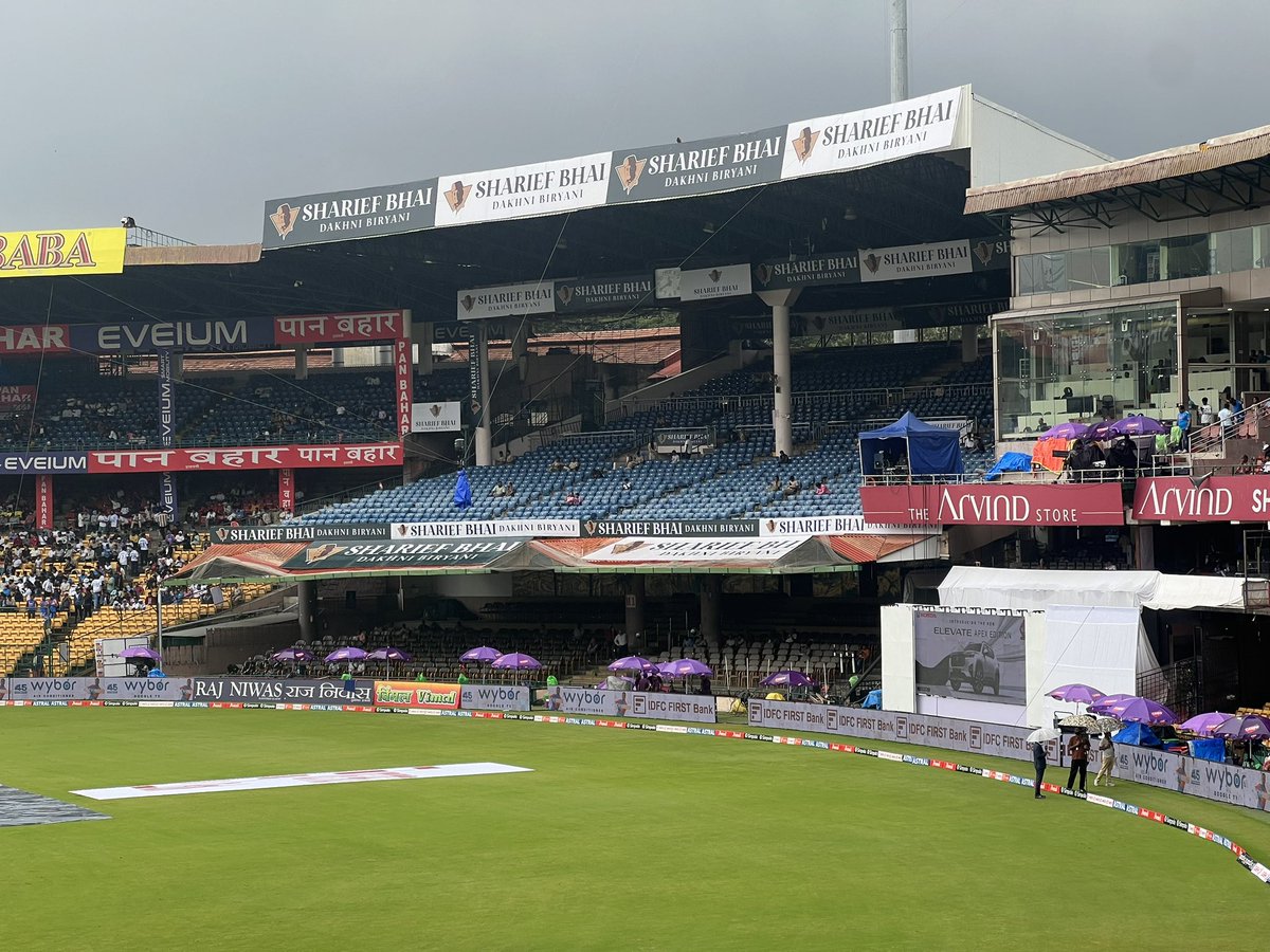 dsonudas's tweet photo. Half of the stands are empty, thousands of fans waiting outside to get in, yet they cant find a 🎫 . Tickets are available only in black market at 10x. The corruption and black marketing is blatantly evident at @kscaofficial1 do we ICT deserve this ? @BCCI @bhogleharsha #INDvsNZ https://t.co/X5L86W18Vz
