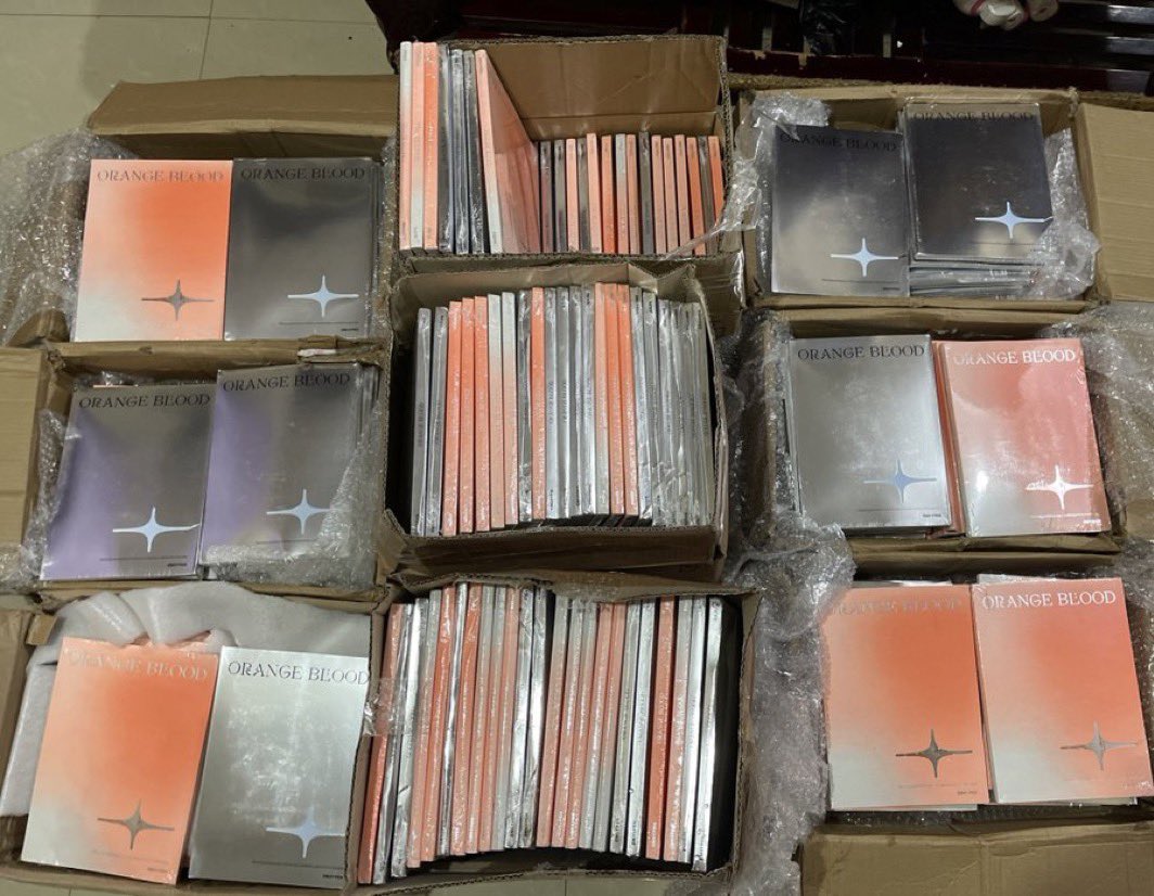 Seoul_Merchant's tweet photo. hello!

may inch pa ba sa sealed orange blood? 

Php 850 (2 albums) set!

kaso after boards ko pa mashship. Around 3rd week of Nov https://t.co/asywsK6QTI