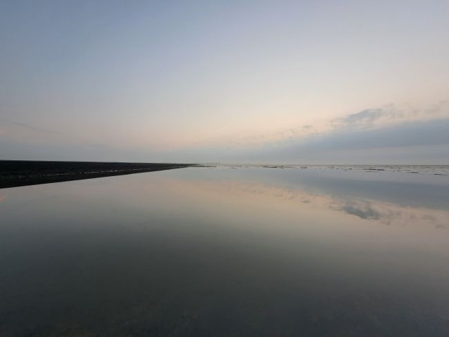 Vandaag Actueel Weer janvissersweer.nl/vandaag-actuee… Er is tijdens de afgelopen 12 maanden 50 procent meer neerslag gevallen dan normaal in ons land. Het landelijk gemiddelde bedroeg maar liefst 1281 mm. In Bergen, NH viel zelfs 1571 mm. Foto: totale verstilling gisteravond op het Wad