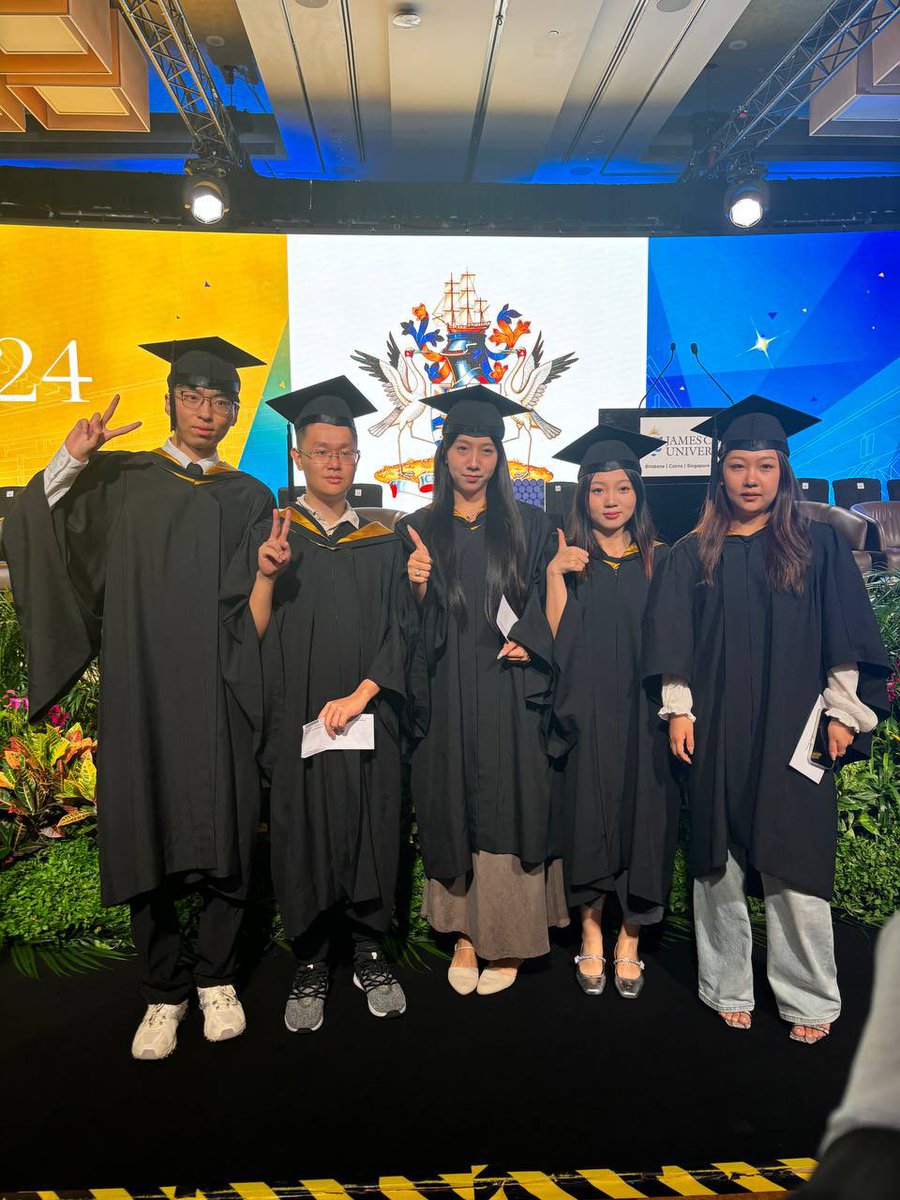 jcu_singapore's tweet image. 🎉 Cheers to the graduates! Your dedication has paid off. Now it’s time to step confidently into the future and make it your own! #JCUGrad #CapsOff #JCUSingapore