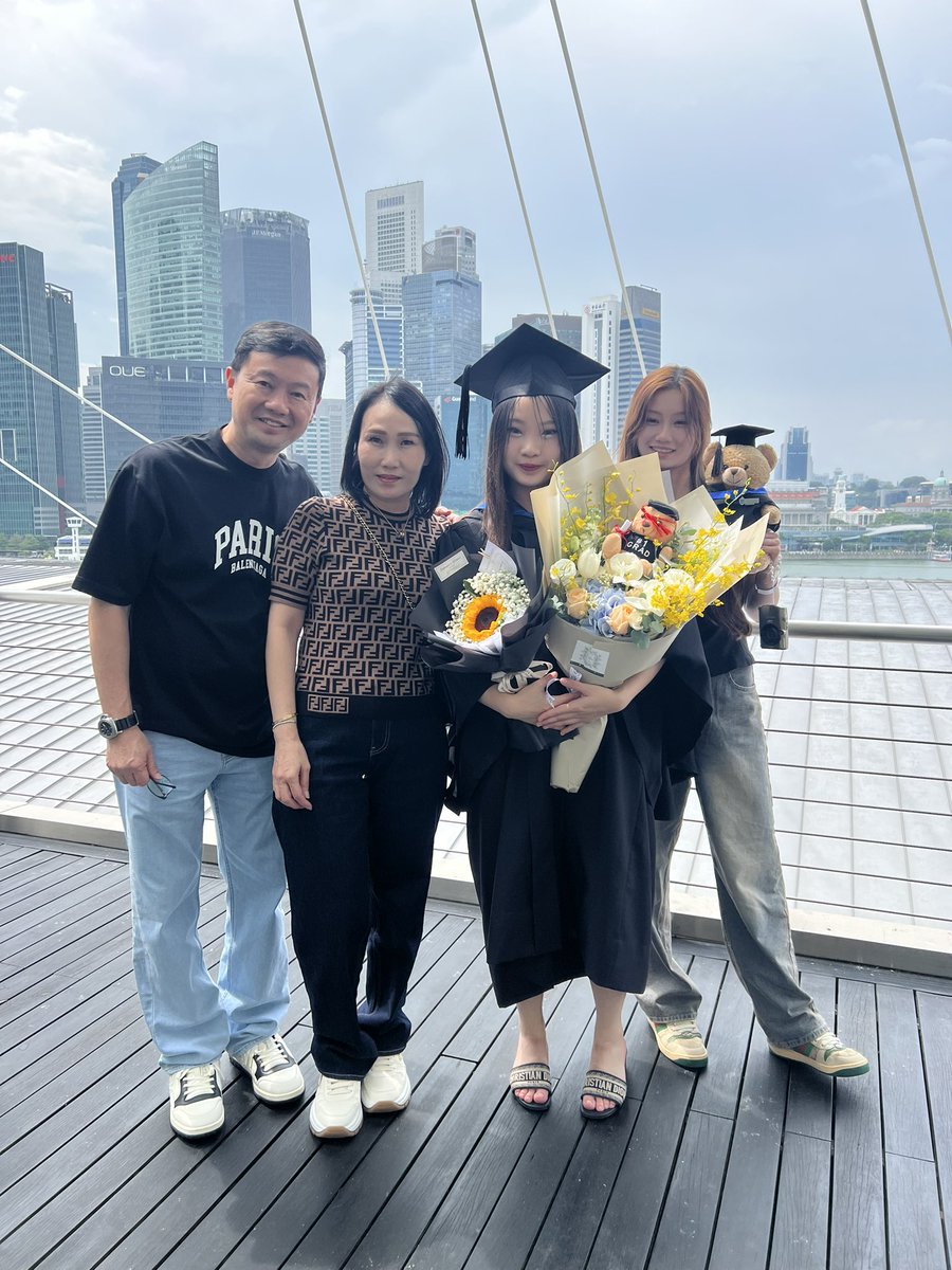 jcu_singapore's tweet image. 🎉 Cheers to the graduates! Your dedication has paid off. Now it’s time to step confidently into the future and make it your own! #JCUGrad #CapsOff #JCUSingapore